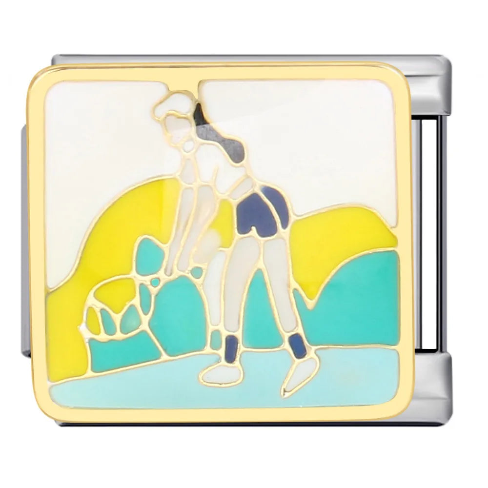 Charm plateado playing tennis