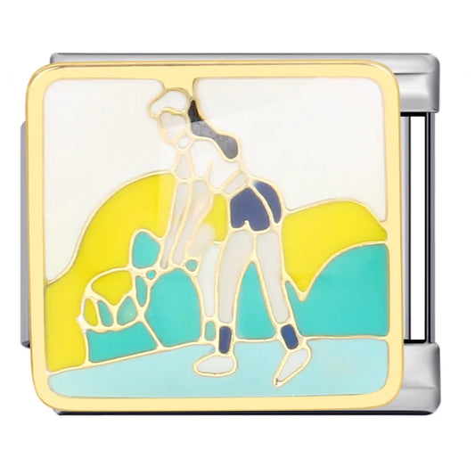 Charm plateado playing tennis