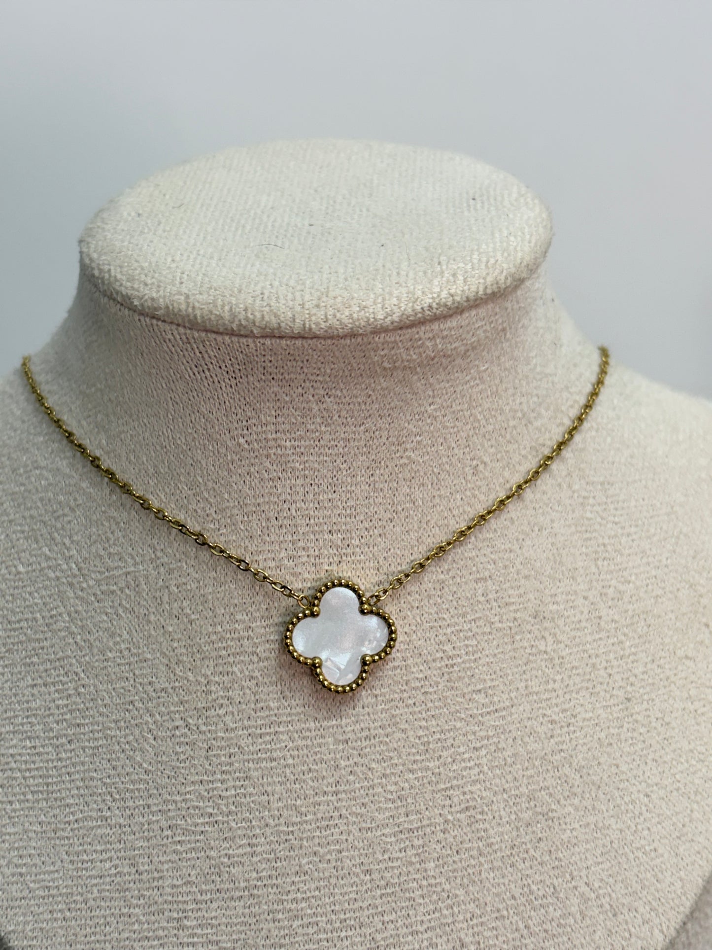 Collar trebol blanco