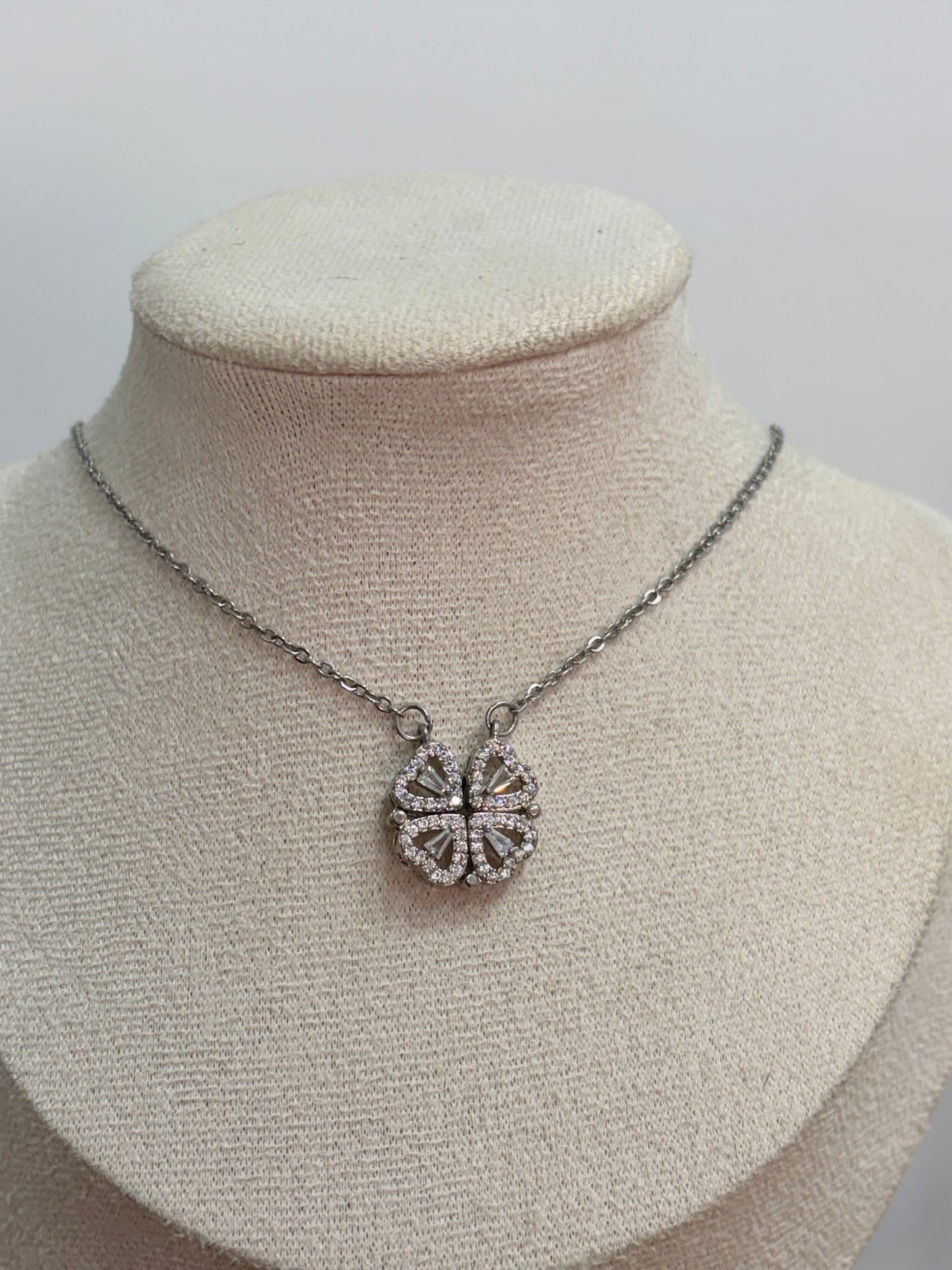 Collar trebol plateado