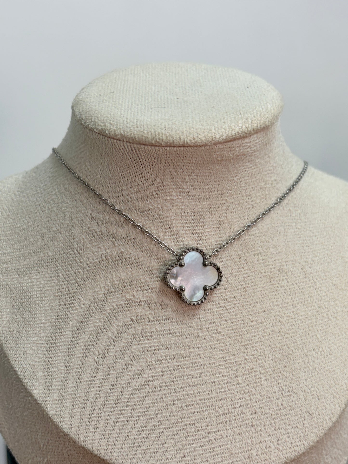 Collar trebol blanco