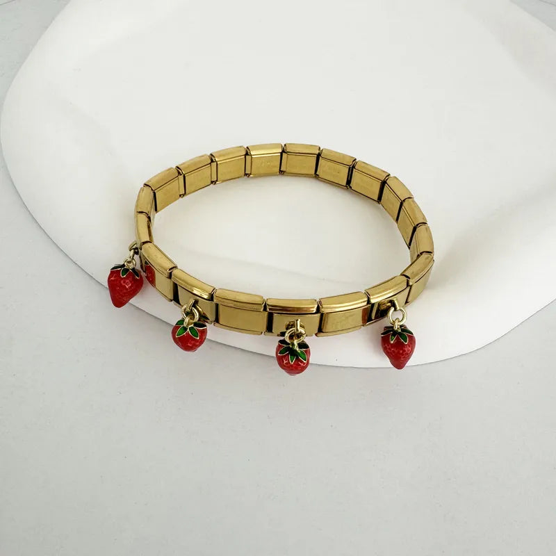 Charm dorado de fresita colgante