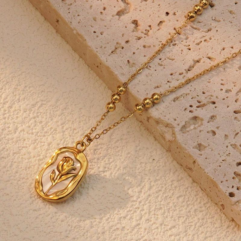 Collar tulipan dorado con fondo de perla