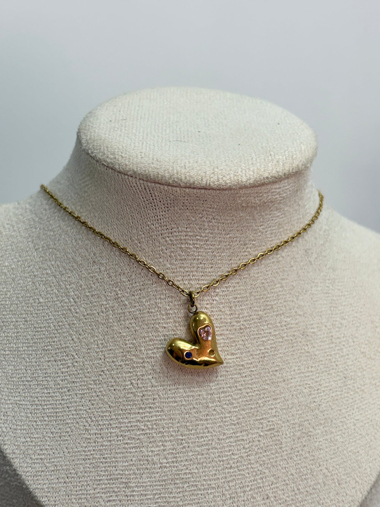 Collar corazon pedras