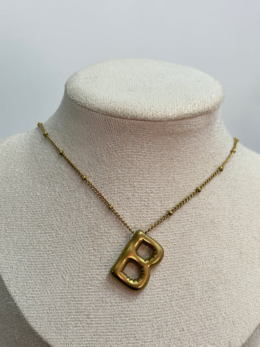 Collar letra B
