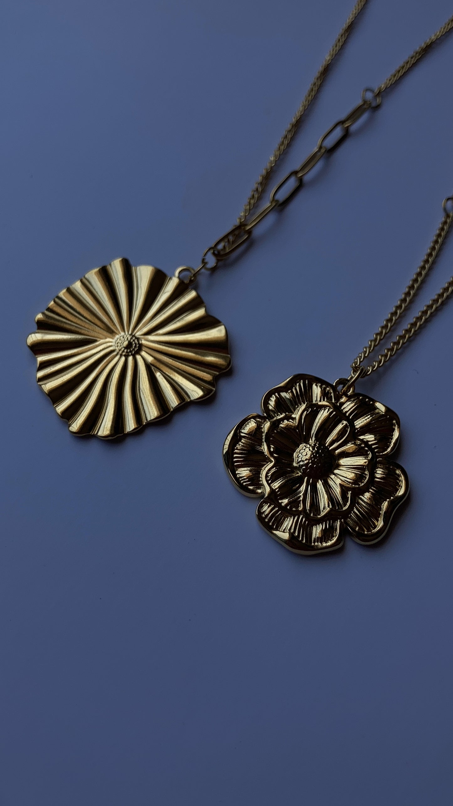 Collar flor dorada