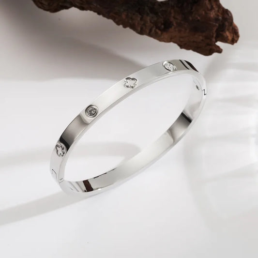 Bangle trebol con brillos plateada