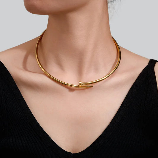Collar clavo dorado rigido