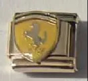 Charm dorado ferrari