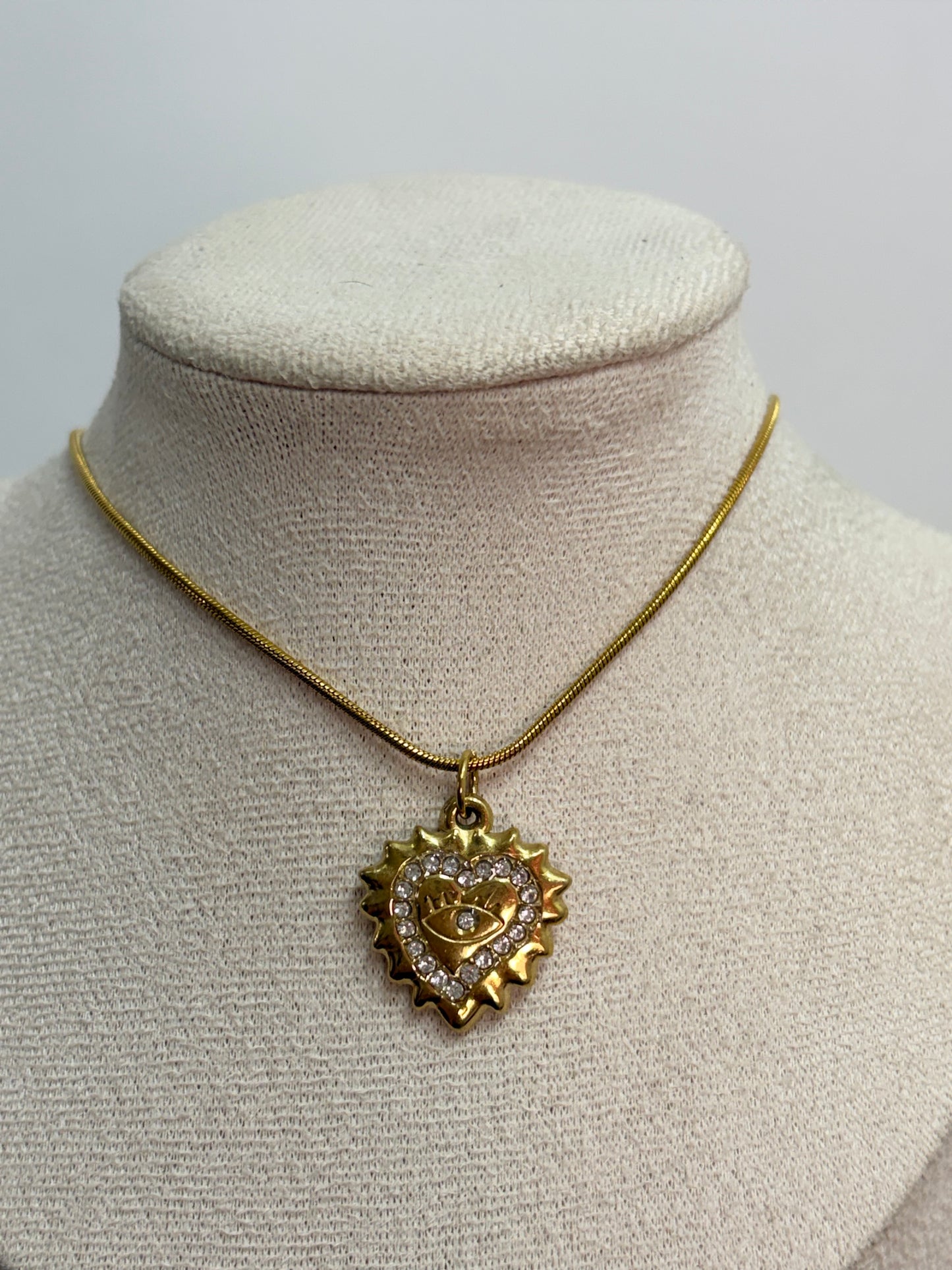 Collar ojo en corazon