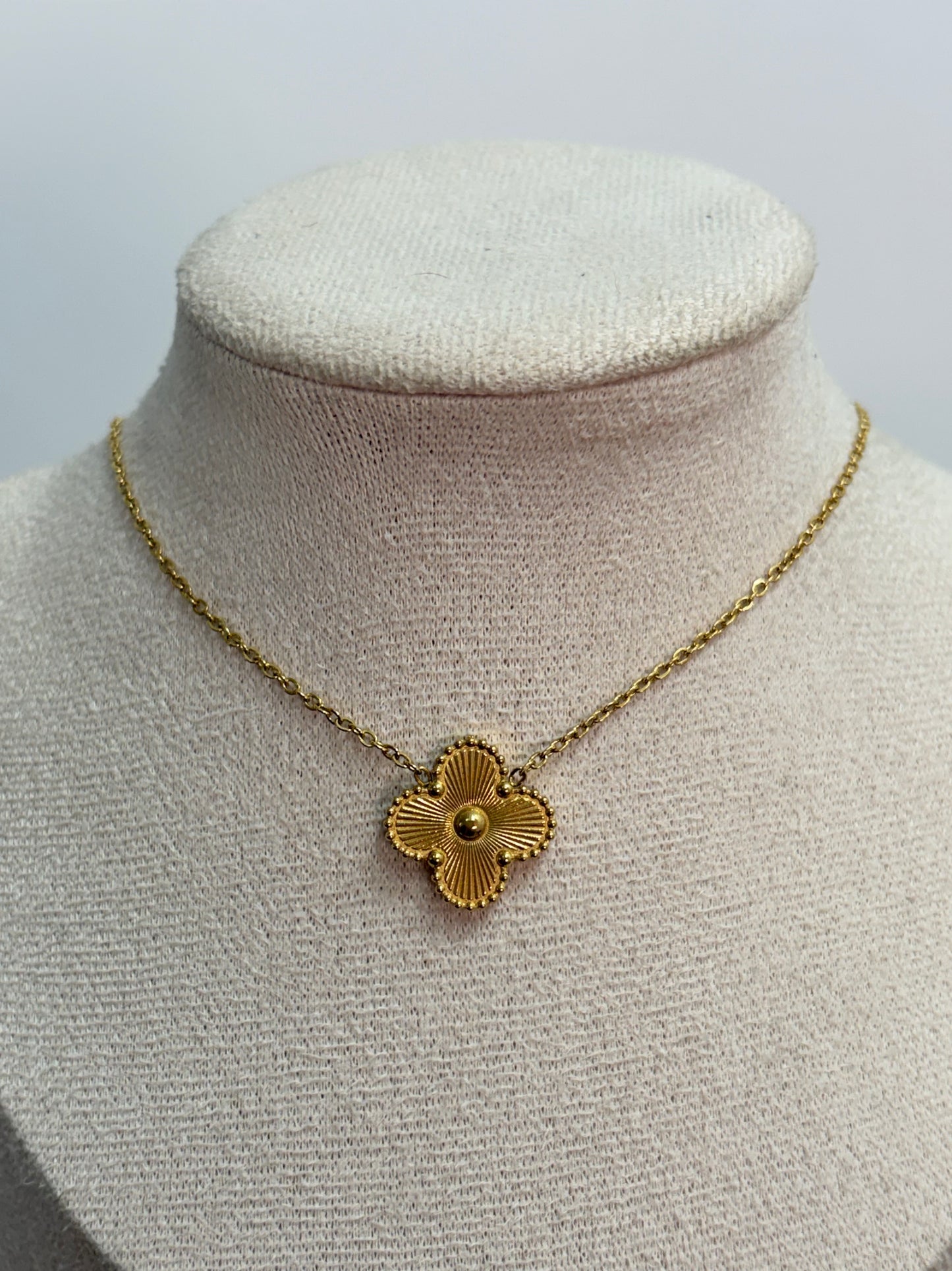 Collar trebol dorado
