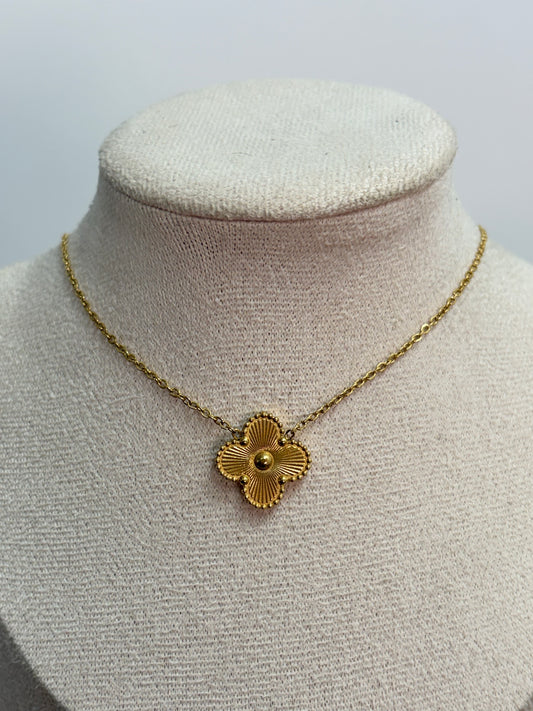 Collar trebol dorado