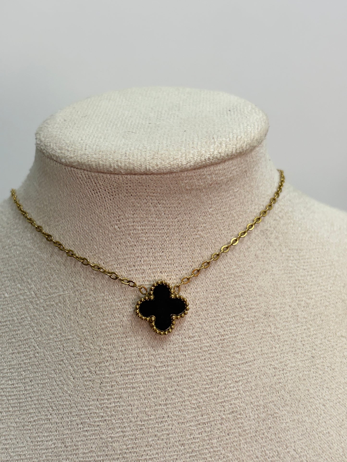 Collar trebol negro