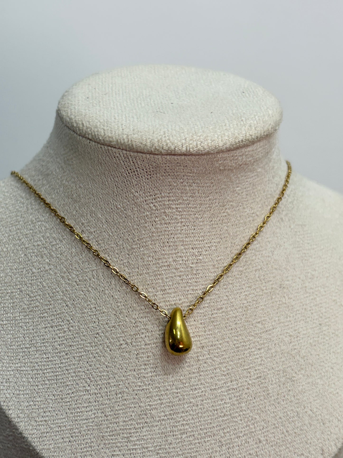 Collar gota dorada