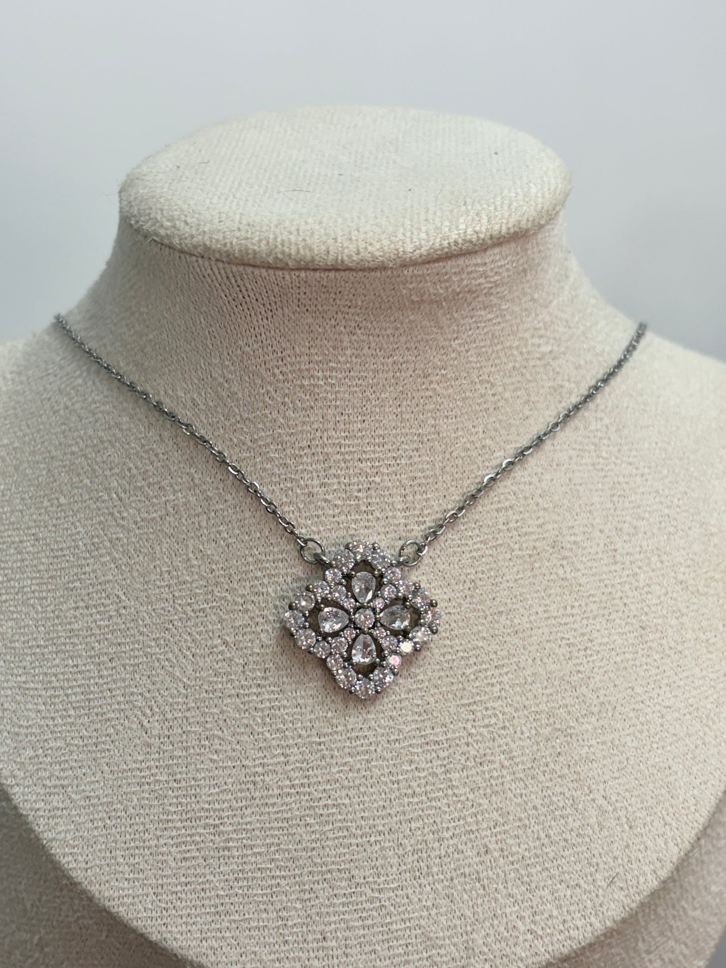 Collar trebol diamantes