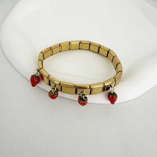 Charm dorado de fresita colgante