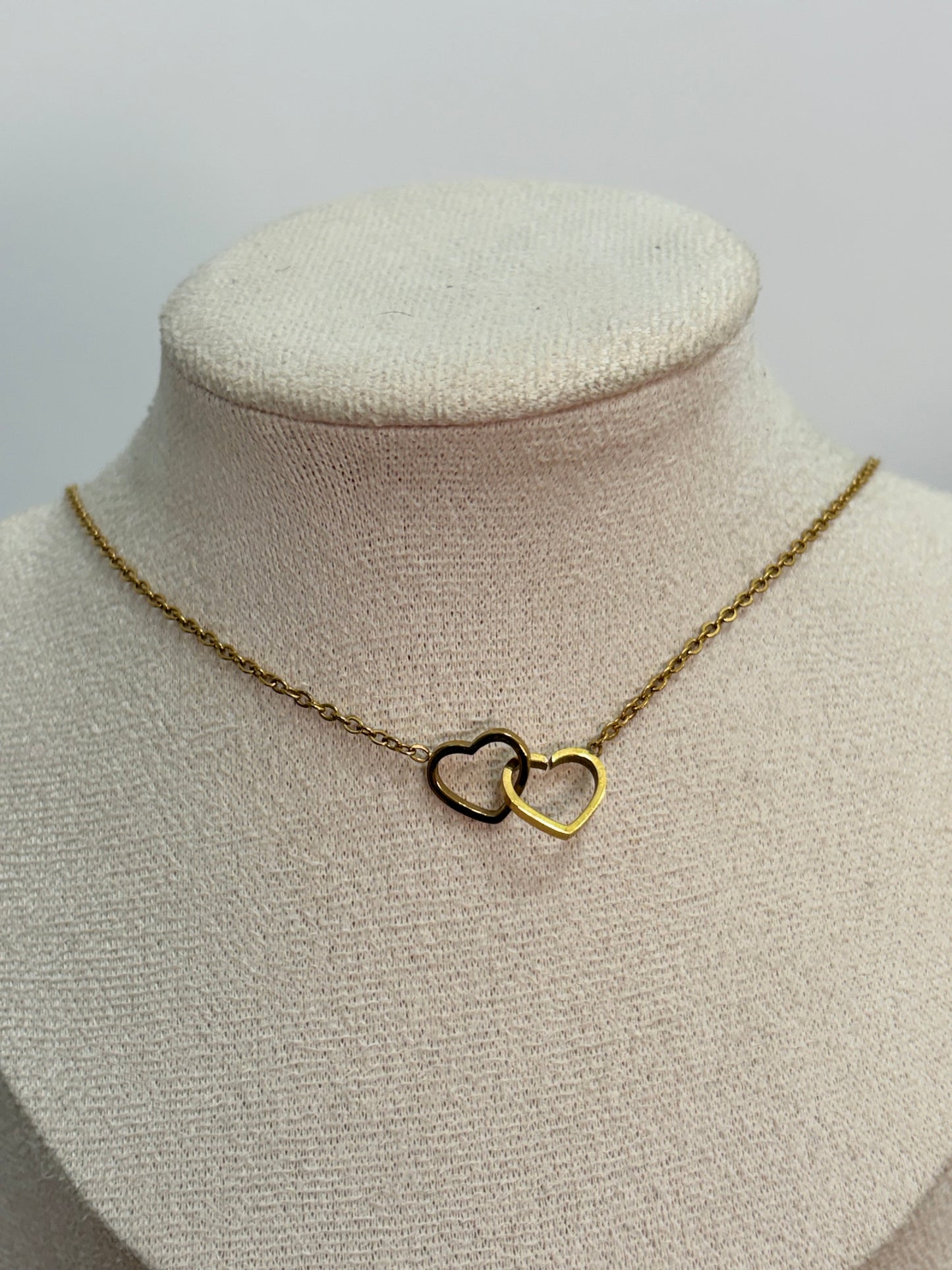 Collar corazones entrelazados
