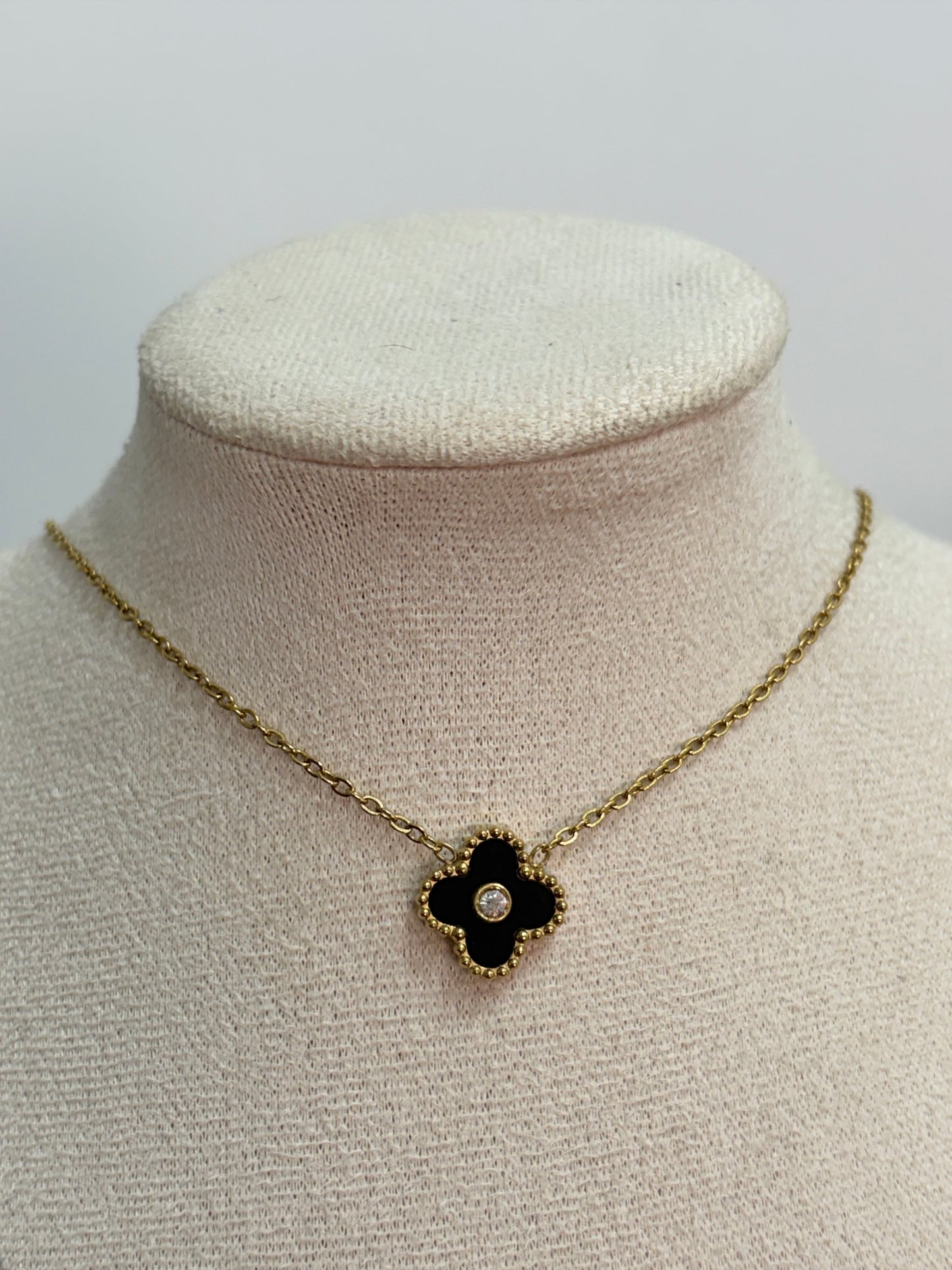 Collar trebol negro diamante