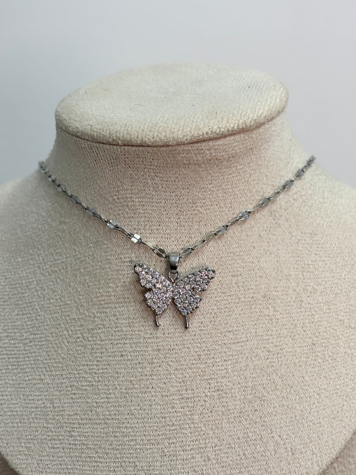Collar mariposa