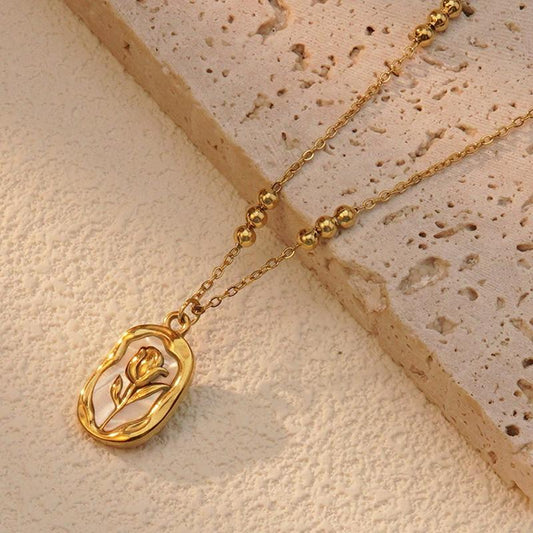 Collar tulipan dorado con fondo de perla
